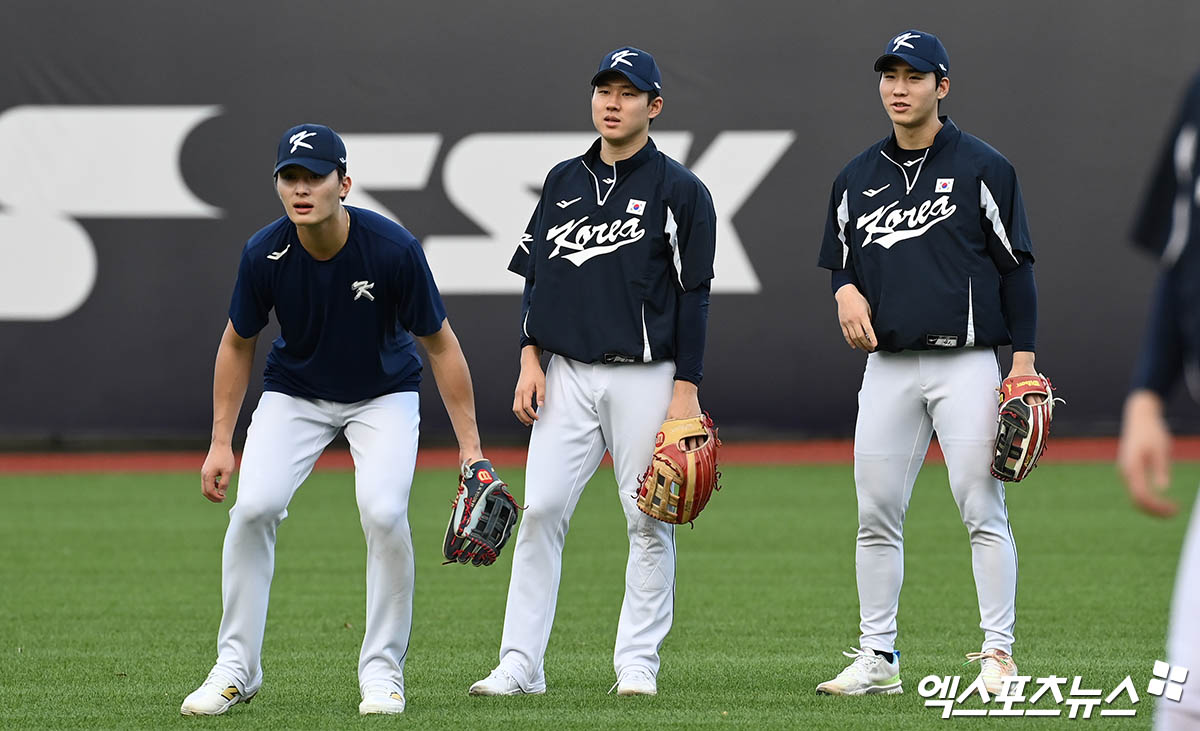 류중일 감독이 이끄는 대한민국 야구대표팀이 세계야구소프트볼연맹(WBSC) 프리미어12가 열리는 대만 타이베이에서 훈련 중인 가운데 지난 9일 이주형(오른쪽)이 훈련 중 큼지막한 장외 홈런을 쏘아 올렸다. 이 타구는 대표팀 버스 2대 중 하나를 맞춰 유리창을 깨뜨렸다. 선수단이 제시간에 퇴근하지 못했으나 이주형의 물오른 감각은 화제가 됐다. 타이베이, 박지영 기자