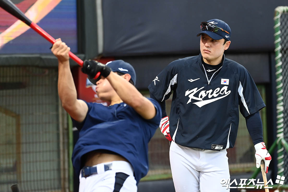 류중일 대표팀 감독이 이끄는 '2024 세계야구소프트볼연맹(WBSC) 프리미어12' 대표팀이 10일 대만 타이베이 톈무야구장에서 대만프로구단 웨이치안 드래곤즈와 평가전을 치른다. 대표팀은 홍창기-신민재-김도영(사진 왼쪽)-문보경-윤동희-송성문-김주원-김형준-최원준, 선발 투수 임찬규로 진용을 갖췄다. 박동원을 대신해 김형준이 선발 포수 마스크를 써 눈길을 끈다. 타이베이, 박지영 기자