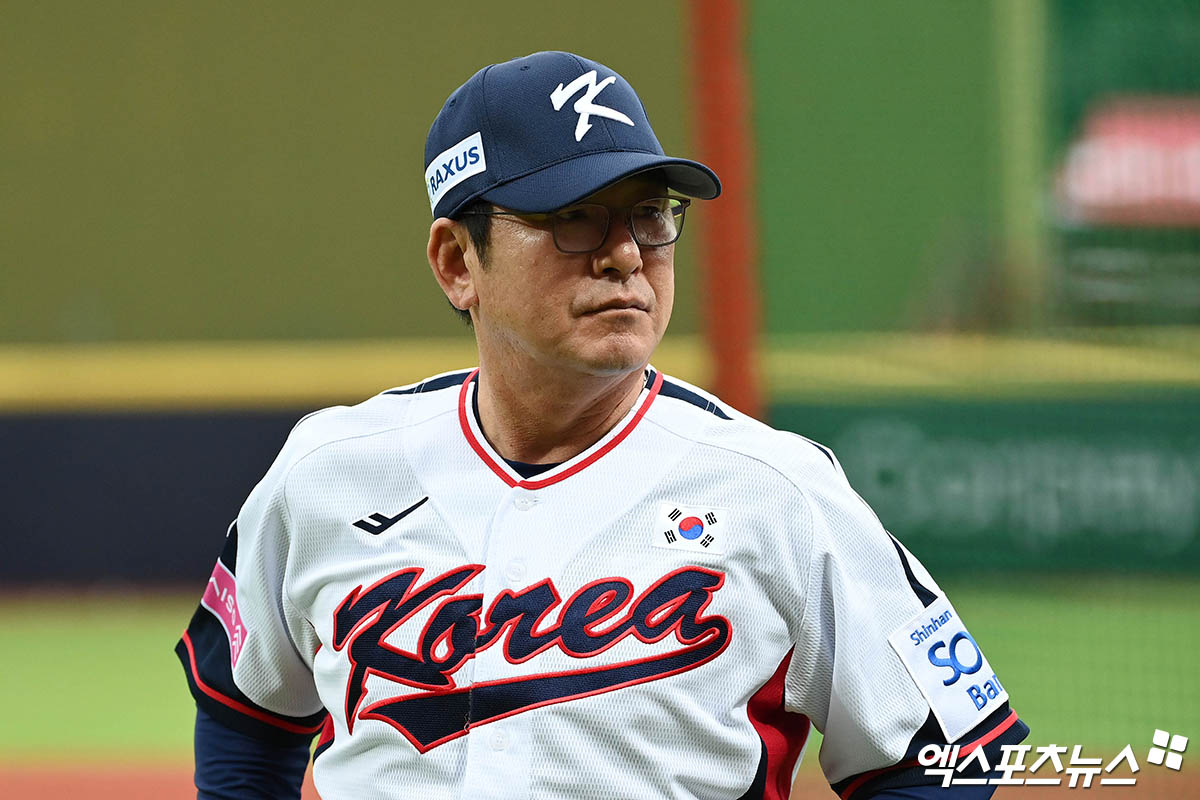 류중일(사진) 대표팀 감독이 이끄는 '2024 세계야구소프트볼연맹(WBSC) 프리미어12' 대표팀이 10일 대만 타이베이 톈무야구장에서 대만프로구단 웨이치안 드래곤즈와 평가전을 치른다. 대표팀은 홍창기-신민재-김도영-문보경-윤동희-송성문-김주원-김형준-최원준, 선발 투수 임찬규로 진용을 갖췄다. 박동원을 대신해 김형준이 선발 포수 마스크를 써 눈길을 끈다. 타이베이, 박지영 기자