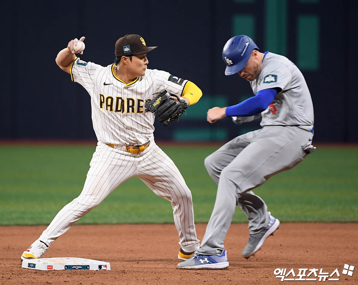 20일 오후 서울 구로구 고척스카이돔에서 열리는 '메이저리그(MLB) 월드투어 서울시리즈 2024' LA 다저스와 샌디에이고 파드리스의 개막전 경기, 7회초 LA 스미스의 내야 땅볼 때 1사 1,2루 샌디에이고 김하성이 2루에서 LA 1루주자 프리먼을 포스아웃 시킨 뒤 1루로 송구하고 있다. 엑스포츠뉴스 DB