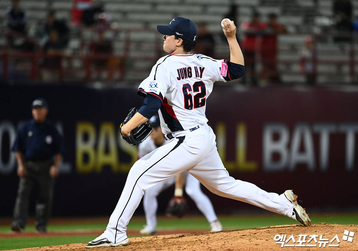 10일 오후 대만 타이베이 톈무야구장에서 열린 '2024 WBSC(세계야구소프트볼연맹) 프리미어12'에 출전하는 대한민국 야구 국가대표팀과 대만 프로야구팀 웨이취안 드래곤스의 연습 경기, 5회초 한국 정해영이 역투하고 있다. 타이베이(대만), 박지영 기자