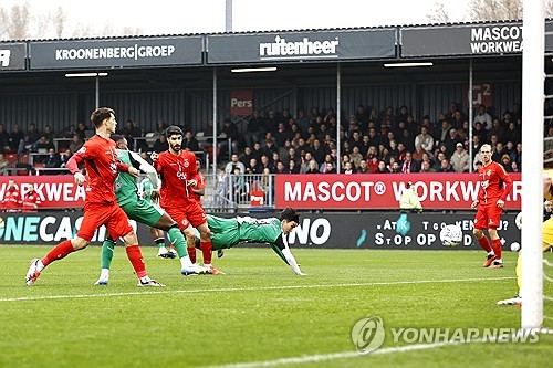 페예노르트가 10일(한국시간) 네덜란드 알메러에 있는 얀마르 스타디온에서 열린 알메러 시티와의 2024-2025시즌 에레비디지 12라운드 원정 경기에서 4-1 대승을 거뒀다. 황인범은 전반 2분 직접 중앙으로 쇄도해 박스 안으로 들어갔고 왼쪽에서 올라온 이고르 파익상의 크로스를 다이빙 헤더로 연결해 골문 왼쪽 하단을 흔들었다. 연합뉴스