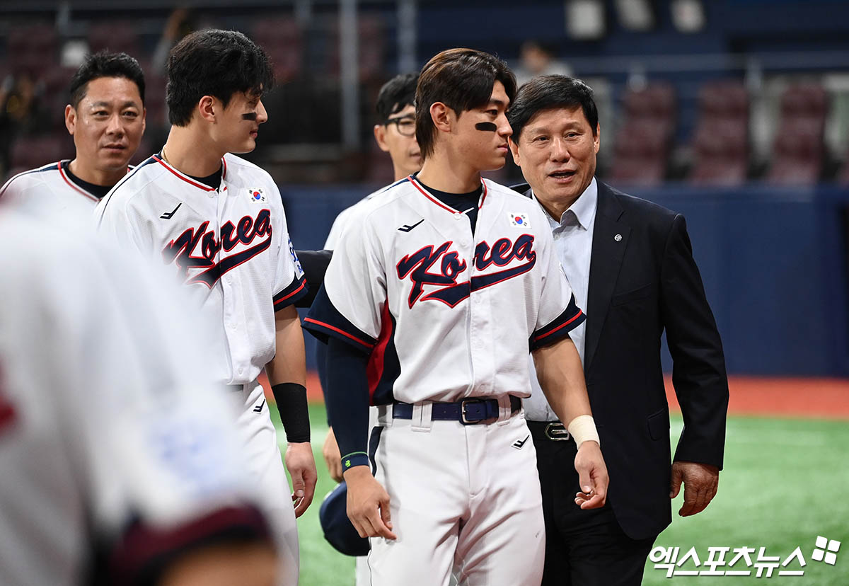 6일 오후 서울 구로구 고척스카이돔에서 열린 2024 WBSC(세계야구소프트볼연맹) 프리미어12 대한민국 야구 대표팀과 상무와의 평가전 경기, 상무가 2:1의 스코어로 승리했다. 경기 종료 후 허구연 KBO 총재가 선수들을 격려하고 있다. 엑스포츠뉴스DB