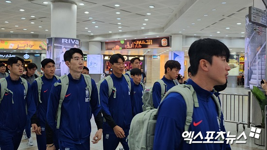 홍명보호가 결전의 땅 쿠웨이트에 입성했다. 홍명보 감독이 이끄는 축구대표팀은 11일(한국시간) 쿠웨이트 국제공항을 통해 쿠웨이트 땅을 밟았다. 조현우, 이명재, 주민규, 김경민, 이창근, 김문환, 이태석, 이기혁, 김봉수, 오세훈 등 10명의 선수로 구성된 대표팀 본진은 지난 10일 오후 10시 30분 인천국제공항에 모인 뒤 11일 오전 비행기를 통해 출국했다. 카타르 도하를 경유한 대표팀은 약 16시간의 비행 끝에 쿠웨이트에 도착했다. 쿠웨이트 시티, 나승우 기자