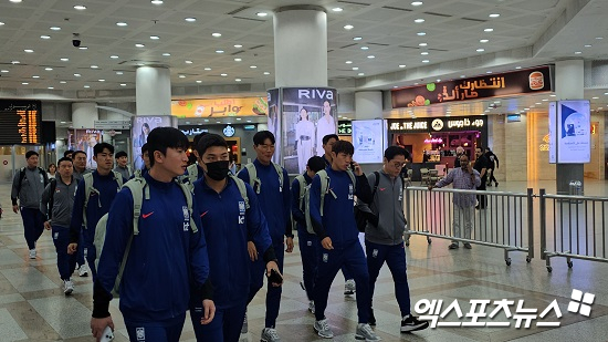 홍명보호가 결전의 땅 쿠웨이트에 입성했다. 홍명보 감독이 이끄는 축구대표팀은 11일(한국시간) 쿠웨이트 국제공항을 통해 쿠웨이트 땅을 밟았다. 조현우, 이명재, 주민규, 김경민, 이창근, 김문환, 이태석, 이기혁, 김봉수, 오세훈 등 10명의 선수로 구성된 대표팀 본진은 지난 10일 오후 10시 30분 인천국제공항에 모인 뒤 11일 오전 비행기를 통해 출국했다. 카타르 도하를 경유한 대표팀은 약 16시간의 비행 끝에 쿠웨이트에 도착했다. 쿠웨이트 시티, 나승우 기자