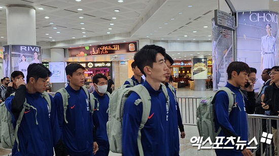 홍명보호가 결전의 땅 쿠웨이트에 입성했다. 홍명보 감독이 이끄는 축구대표팀은 11일(한국시간) 쿠웨이트 국제공항을 통해 쿠웨이트 땅을 밟았다. 조현우, 이명재, 주민규, 김경민, 이창근, 김문환, 이태석, 이기혁, 김봉수, 오세훈 등 10명의 선수로 구성된 대표팀 본진은 지난 10일 오후 10시 30분 인천국제공항에 모인 뒤 11일 오전 비행기를 통해 출국했다. 카타르 도하를 경유한 대표팀은 약 16시간의 비행 끝에 쿠웨이트에 도착했다. 쿠웨이트 시티, 나승우 기자