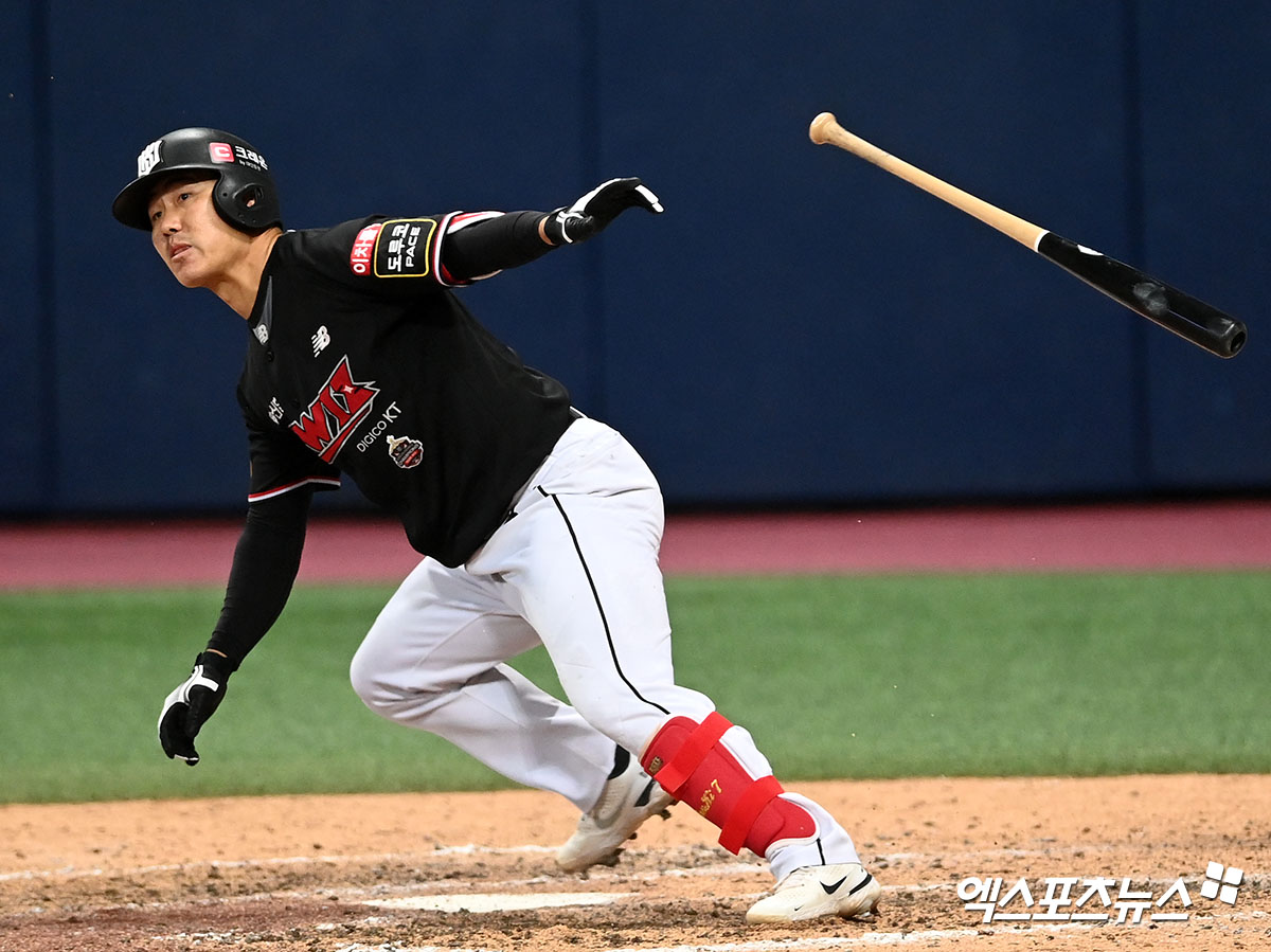 17일 오후 서울 구로구 고척스카이돔에서 열린 ’2022 신한은행 SOL KBO 포스트시즌’ KT 위즈와 키움 히어로즈의 준플레이오프 2차전 경기, 9회초 무사 1,2루 KT 신본기가 타격을 하고 있다. 엑스포츠뉴스DB