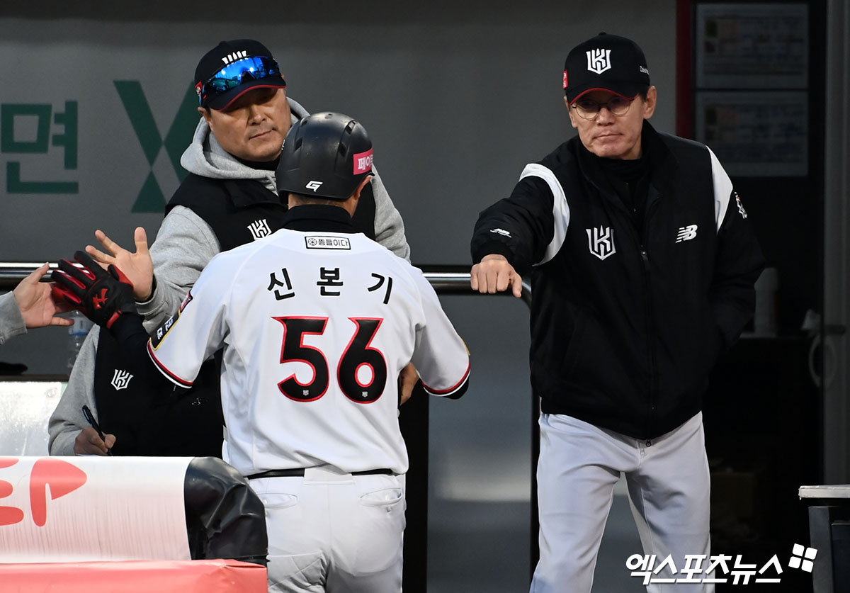 11일 오후 수원KT위즈파크에서 열린 '2023 신한은행 SOL KBO 포스트시즌' LG 트윈스와 KT 위즈의 한국시리즈 4차전 경기, 8회말 1사 만루 KT 신본기가 문상철의 밀어내기 볼넷때 득점에 성공한 후 더그아웃에서 이강철 감독과 하이파이브를 하고 있다. 엑스포츠뉴스DB