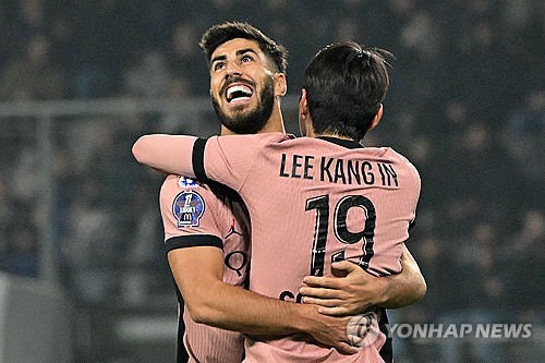 지난 라운드에서 2골 1도움을 올리며 소속팀 파리 생제르맹(PSG)의 대승을 이끈 한국 축구의 재능 이강인이 이주의 팀을 말 그대로 '싹쓸이'했다. 심지어 이강인은 만점을 10점으로 기준으로 두는 축구통계매체의 평점에서 10점을 받으면서 수치상으로 최고의 활약을 펼친 선수로 선정됐다. 기계식 평점이라는 지적을 받기도 하지만 축구통계매체에서 10점 만점을 받는 건 절대 쉬운 일이 아니다. 사진 연합뉴스