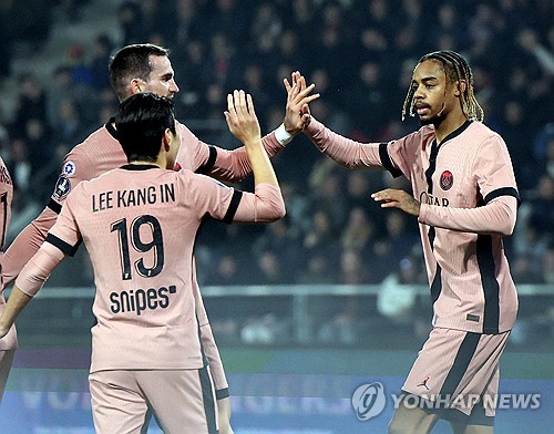 지난 라운드에서 2골 1도움을 올리며 소속팀 파리 생제르맹(PSG)의 대승을 이끈 한국 축구의 재능 이강인이 이주의 팀을 말 그대로 '싹쓸이'했다. 심지어 이강인은 만점을 10점으로 기준으로 두는 축구통계매체의 평점에서 10점을 받으면서 수치상으로 최고의 활약을 펼친 선수로 선정됐다. 기계식 평점이라는 지적을 받기도 하지만 축구통계매체에서 10점 만점을 받는 건 절대 쉬운 일이 아니다. 사진 연합뉴스