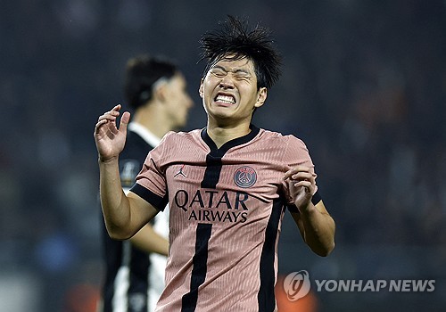 지난 라운드에서 2골 1도움을 올리며 소속팀 파리 생제르맹(PSG)의 대승을 이끈 한국 축구의 재능 이강인이 이주의 팀을 말 그대로 '싹쓸이'했다. 심지어 이강인은 만점을 10점으로 기준으로 두는 축구통계매체의 평점에서 10점을 받으면서 수치상으로 최고의 활약을 펼친 선수로 선정됐다. 기계식 평점이라는 지적을 받기도 하지만 축구통계매체에서 10점 만점을 받는 건 절대 쉬운 일이 아니다. 사진 연합뉴스