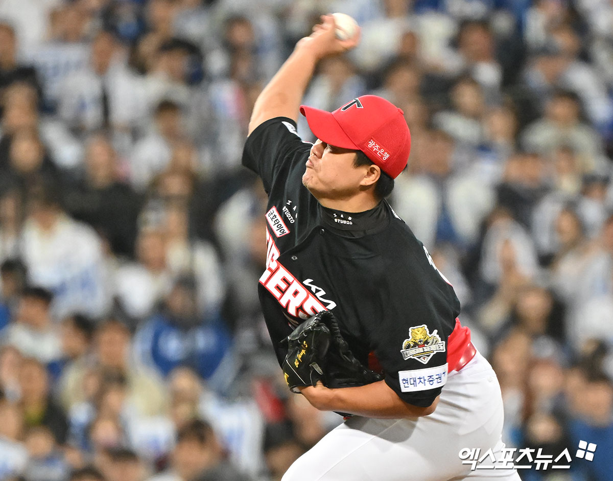 25일 오후 대구삼성라이온즈파크에서 열린 '2024 신한 SOL Bank KBO 한국시리즈' KIA 타이거즈와 삼성 라이온즈의 3차전 경기, 6회말 무사 1루 KIA 장현식이 공을 힘차게 던지고 있다. 엑스포츠뉴스 DB