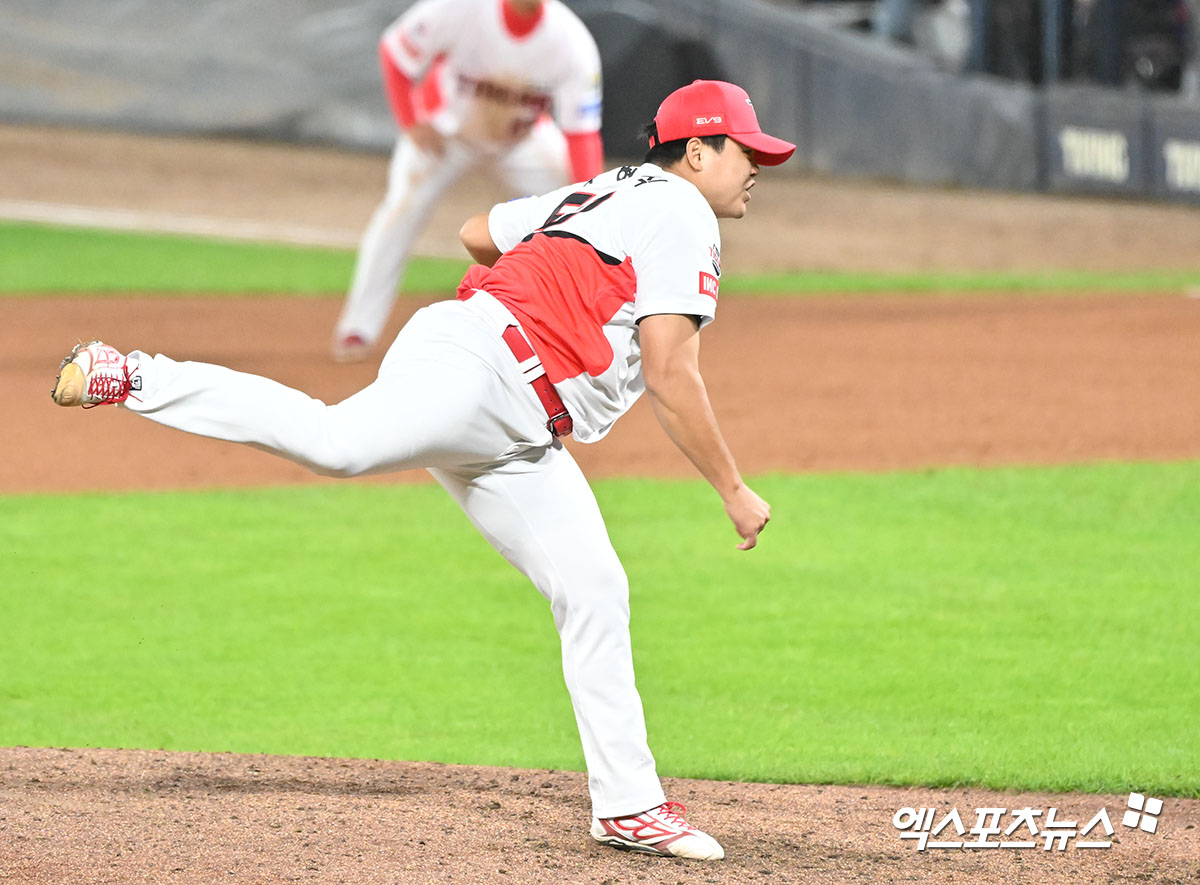 23일 오후 광주기아챔피언스필드에서 열린 '2024 신한 SOL Bank KBO 한국시리즈' 삼성 라이온즈와 KIA 타이거즈의 2차전 경기, 7회초 KIA 장현식이 공을 힘차게 던지고 있다. 엑스포츠뉴스 DB