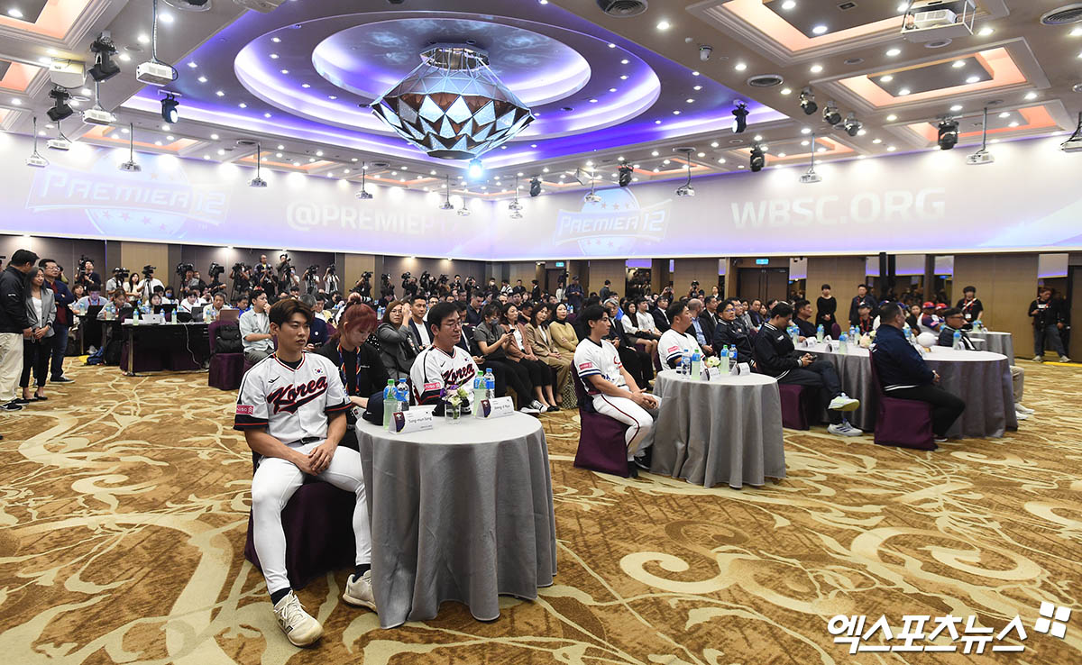 류중일 대한민국 야구 국가대표팀 감독과 주장 송성문이 지난 12일 대만에서 진행된 2024 세계야구소프트볼연맹(WBSC) 프리미어12 B조 공식 기자회견에 참석했다. 사진 박지영 기자