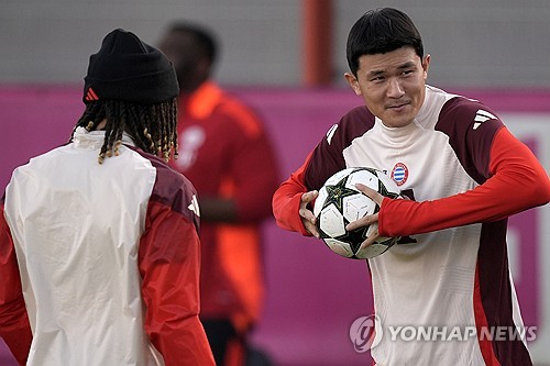 김민재가 이탈리아에 이어 독일 무댁까지 정복하며 세계 최고의 센터백으로 거듭났다. 국제축구연맹(FIFA)이 직접 인증하면서 이는 '반박불가'가 됐다. FIFA 산하 국제스포츠연구소(CIES)가 지난 11일 CIES가 공개한 자료에 따르면 김민재는 100점 만점에 91.1점을 받아 이번 시즌 전 세계 센터백 1위에 올랐다. 연합뉴스