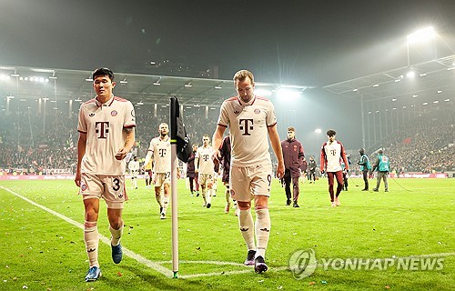 김민재가 이탈리아에 이어 독일 무댁까지 정복하며 세계 최고의 센터백으로 거듭났다. 국제축구연맹(FIFA)이 직접 인증하면서 이는 '반박불가'가 됐다. FIFA 산하 국제스포츠연구소(CIES)가 지난 11일 CIES가 공개한 자료에 따르면 김민재는 100점 만점에 91.1점을 받아 이번 시즌 전 세계 센터백 1위에 올랐다. 연합뉴스