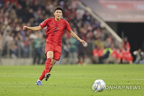 김민재가 이탈리아에 이어 독일 무댁까지 정복하며 세계 최고의 센터백으로 거듭났다. 국제축구연맹(FIFA)이 직접 인증하면서 이는 '반박불가'가 됐다. FIFA 산하 국제스포츠연구소(CIES)가 지난 11일 CIES가 공개한 자료에 따르면 김민재는 100점 만점에 91.1점을 받아 이번 시즌 전 세계 센터백 1위에 올랐다. 연합뉴스