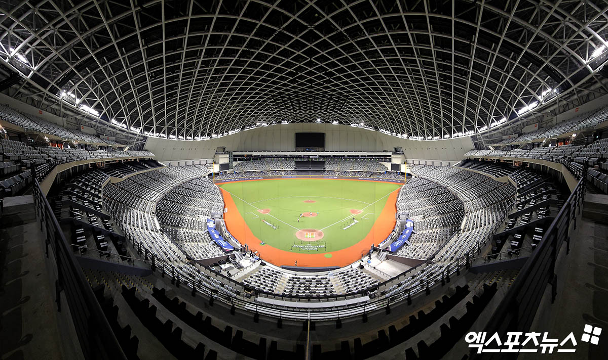 13일 대만 타이베이돔에서 열리는 2024 세계야구소프트볼연맹(WBSC) 프리미어12 한국과 대만의 B조 조별리그 1차전이 매진됐다. 최대 4만명을 수용할 수 있지만 일부 구역 지붕 누수 관계로 3만 3000명이 입장하는 것으로 알려졌다. 사진 박지영 기자