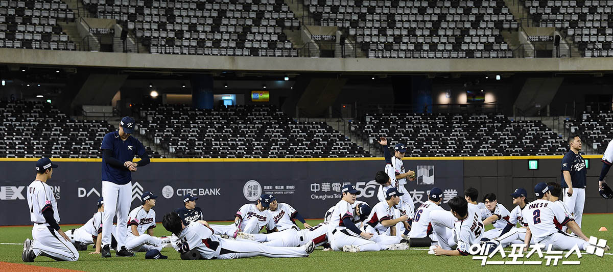 13일 대만 타이베이돔에서 열리는 2024 세계야구소프트볼연맹(WBSC) 프리미어12 한국과 대만의 B조 조별리그 1차전이 매진됐다. 최대 4만명을 수용할 수 있지만 일부 구역 지붕 누수 관계로 3만 3000명이 입장하는 것으로 알려졌다. 사진 박지영 기자