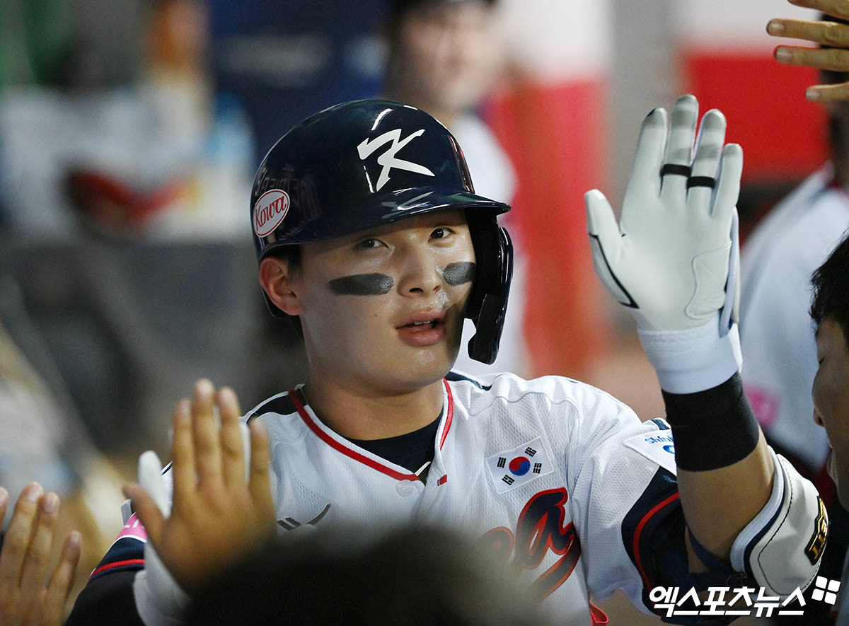 대표팀 외야수 윤동희는 13일 대만 타이베이 타이베이돔에서 열릴 '2024 세계야구소프트볼연맹(WBSC) 프리미어12' 조별리그 B조 첫 경기 대만전에서 4번타자 우익수로 선발 출전한다. 개막전부터 타선의 중심이라는 중책을 맡았다. 엑스포츠뉴스 DB