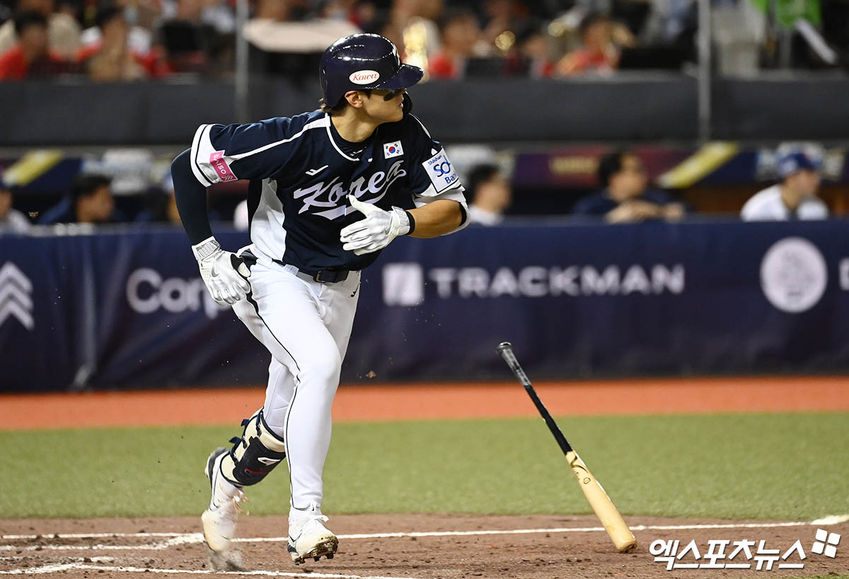 한국 야구 국가대표팀 내야수 김도영이 13일 대만 타이베이 타이베이돔에서 열린 2024 WBSC 프리미어12 조별리그 B조 첫 경기 대만과의 경기에서 4회초 한국의 첫 득점을 안기는 천금 같은 1타점 2루타를 때려냈다. 사진 박지영 기자