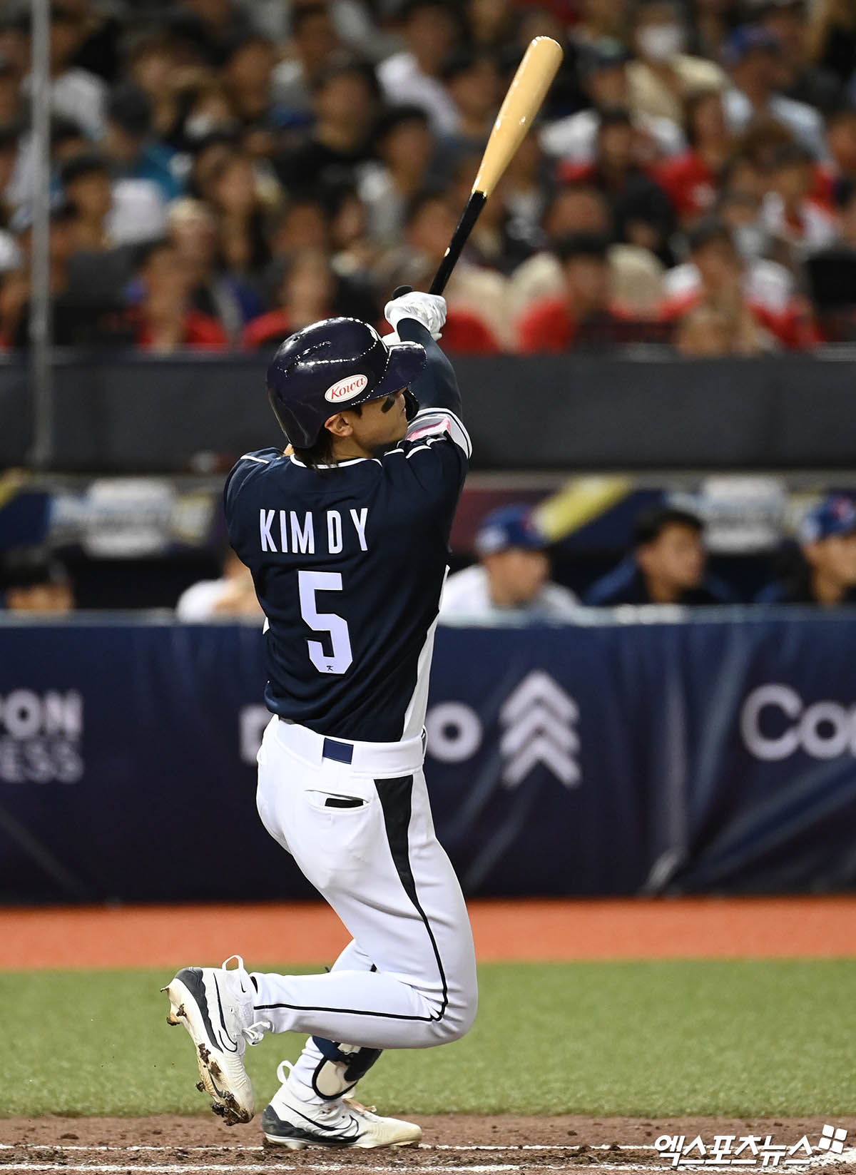 한국 야구 국가대표팀 내야수 김도영이 13일 대만 타이베이 타이베이돔에서 열린 2024 WBSC 프리미어12 조별리그 B조 첫 경기 대만과의 경기에서 4회초 한국의 첫 득점을 안기는 천금 같은 1타점 2루타를 때려냈다. 사진 박지영 기자