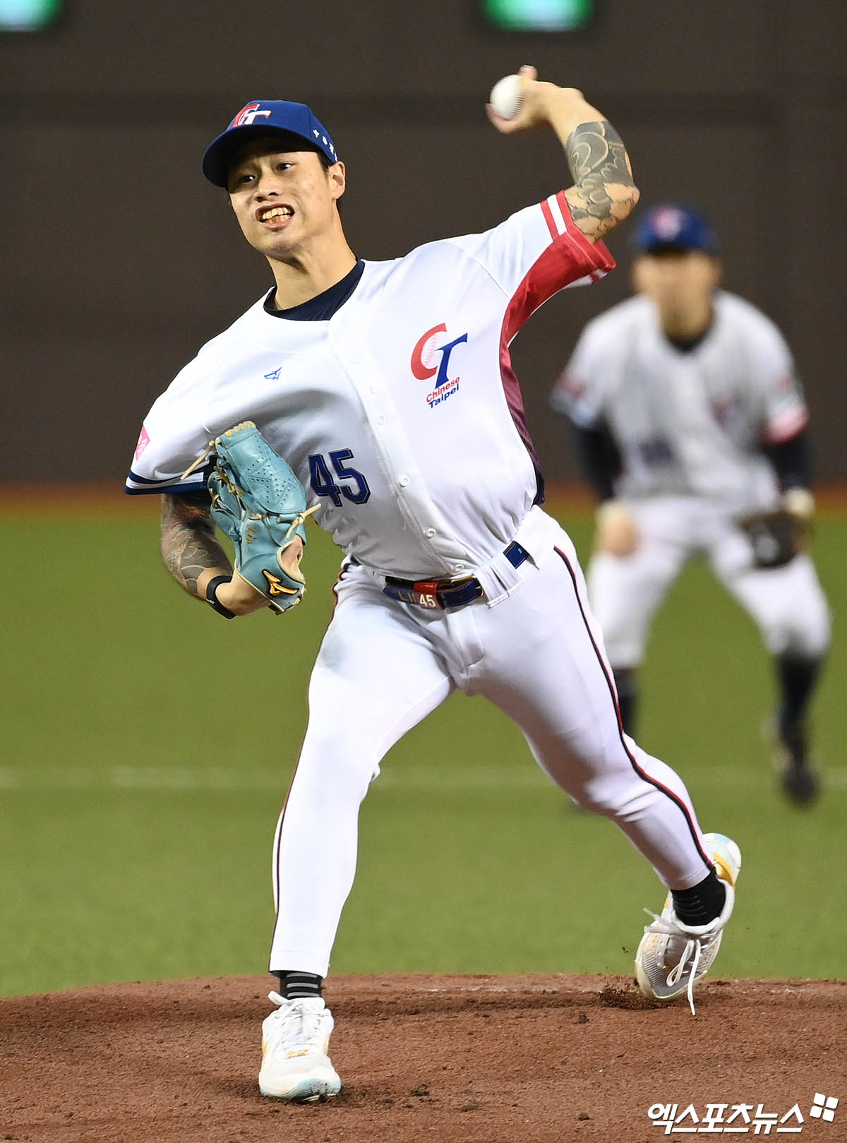 13일 오후 대만 타이베이돔에서 열린 '2024 WBSC(세계야구소프트볼연맹) 프리미어12' B조 조별리그 대한민국과 대만의 경기, 1회초 대만 선발투수 린위민이 역투하고 있다. 타이베이(대만), 박지영 기자