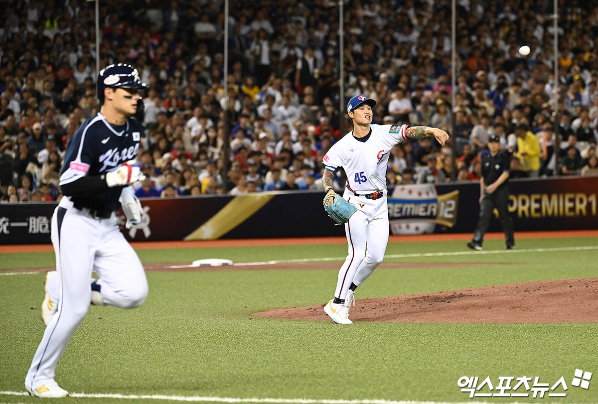 13일 오후 대만 타이베이돔에서 열린 '2024 WBSC(세계야구소프트볼연맹) 프리미어12' B조 조별리그 대한민국과 대만의 경기, 2회초 무사 한국 윤동희의 내야 땅볼 때 대만 선발투수 린위민이 송구 실책을 저지르고 있다. 타이베이(대만), 박지영 기자