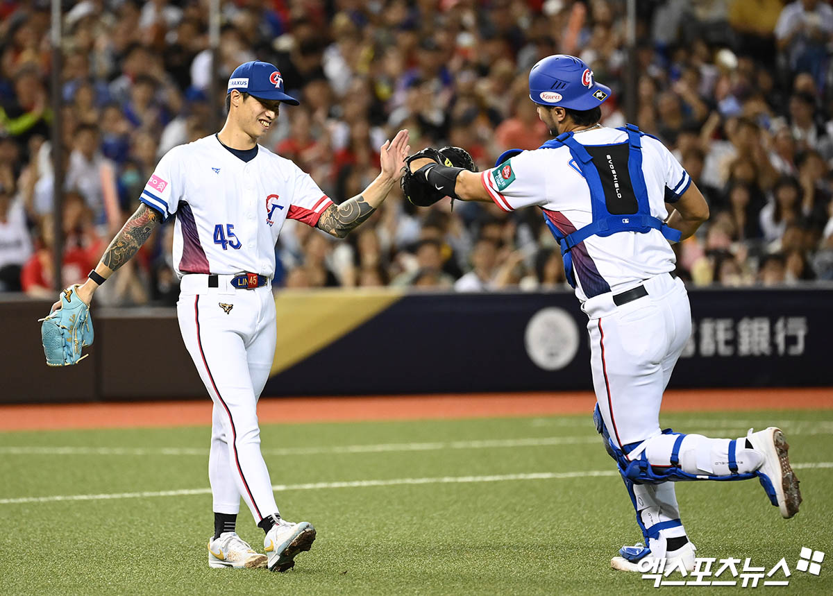 13일 오후 대만 타이베이돔에서 열린 '2024 WBSC(세계야구소프트볼연맹) 프리미어12' B조 조별리그 대한민국과 대만의 경기, 2회초 대만 선발투수 린위민이 이닝을 마친 뒤 더그아웃으로 향하며 미소짓고 있다. 타이베이(대만), 박지영 기자