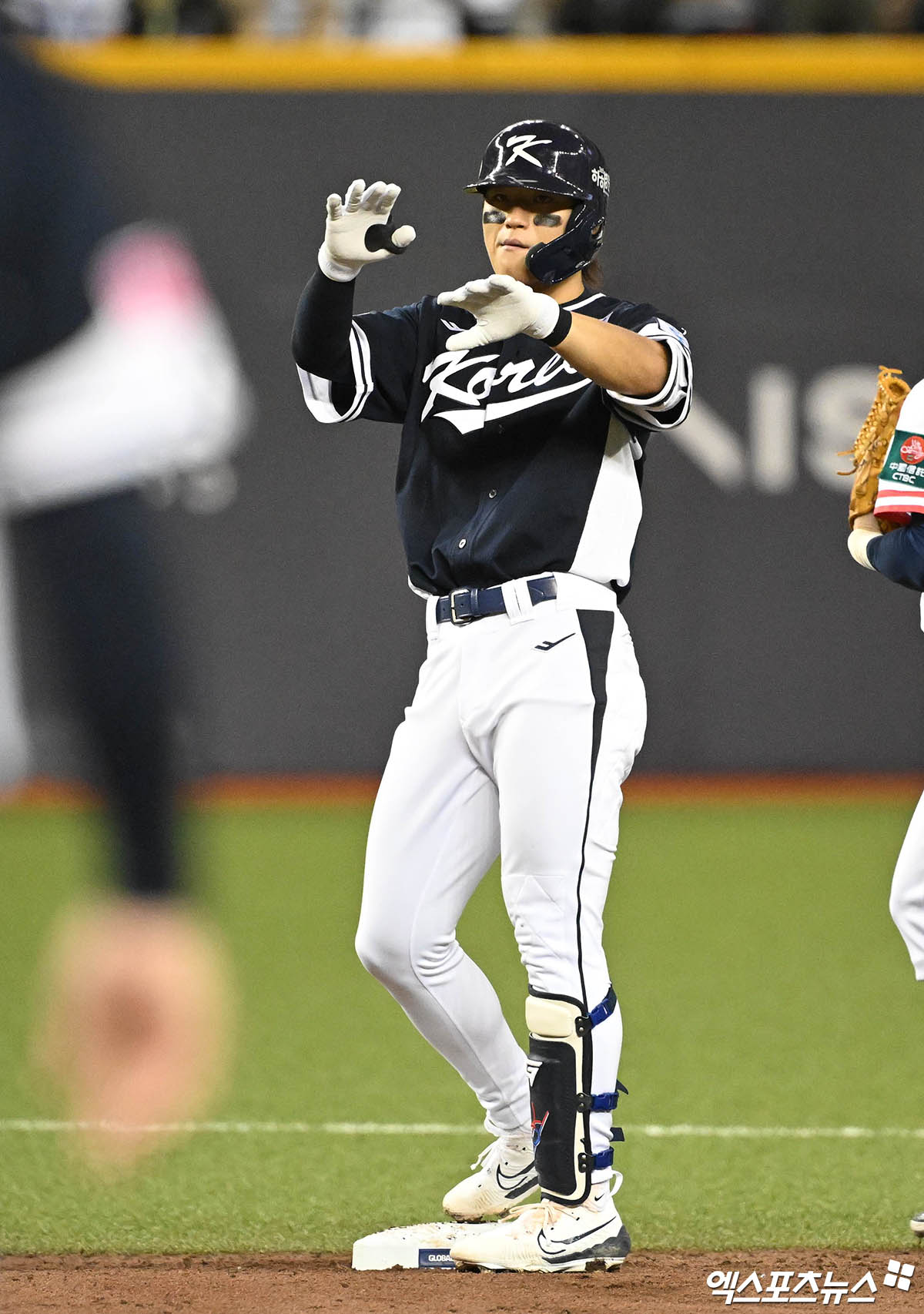 13일 오후 대만 타이베이돔에서 열린 '2024 WBSC(세계야구소프트볼연맹) 프리미어12' B조 조별리그 대한민국과 대만의 경기, 4회초 1사 2루 김도영이 1타점 적시 2루타를 때려낸 뒤 세리머니를 하고 있다. 타이베이(대만), 박지영 기자