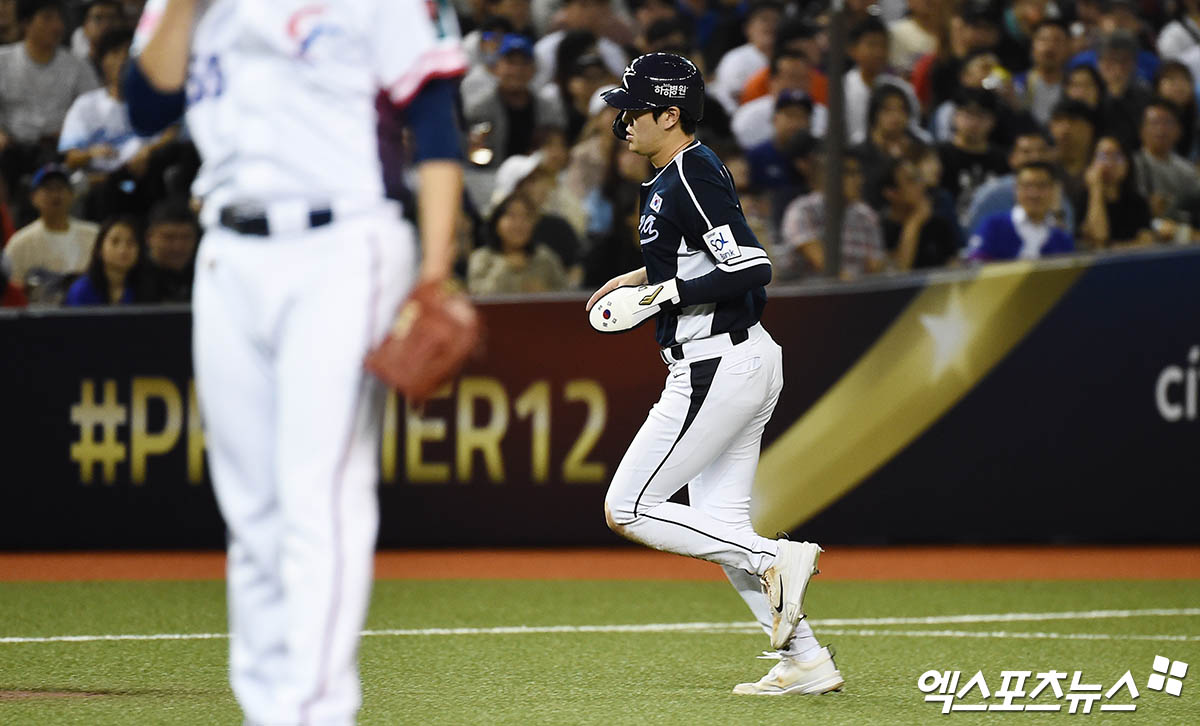 대표팀 내야수 나승엽은 13일 타이베이 타이베이돔에서 열린 '2024 세계야구소프트볼연맹(WBSC) 프리미어12' 조별리그 B조 첫 경기 대만전에서 7회초 대타로 교체 출전했다. 호쾌한 스윙으로 솔로포를 터트려 추격의 발판을 만들었다. 타이베이(대만), 박지영 기자