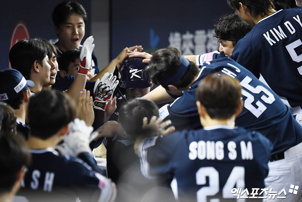 대표팀 내야수 나승엽은 13일 타이베이 타이베이돔에서 열린 '2024 세계야구소프트볼연맹(WBSC) 프리미어12' 조별리그 B조 첫 경기 대만전에서 7회초 대타로 교체 출전했다. 호쾌한 스윙으로 솔로포를 터트려 추격의 발판을 만들었다. 타이베이(대만), 박지영 기자