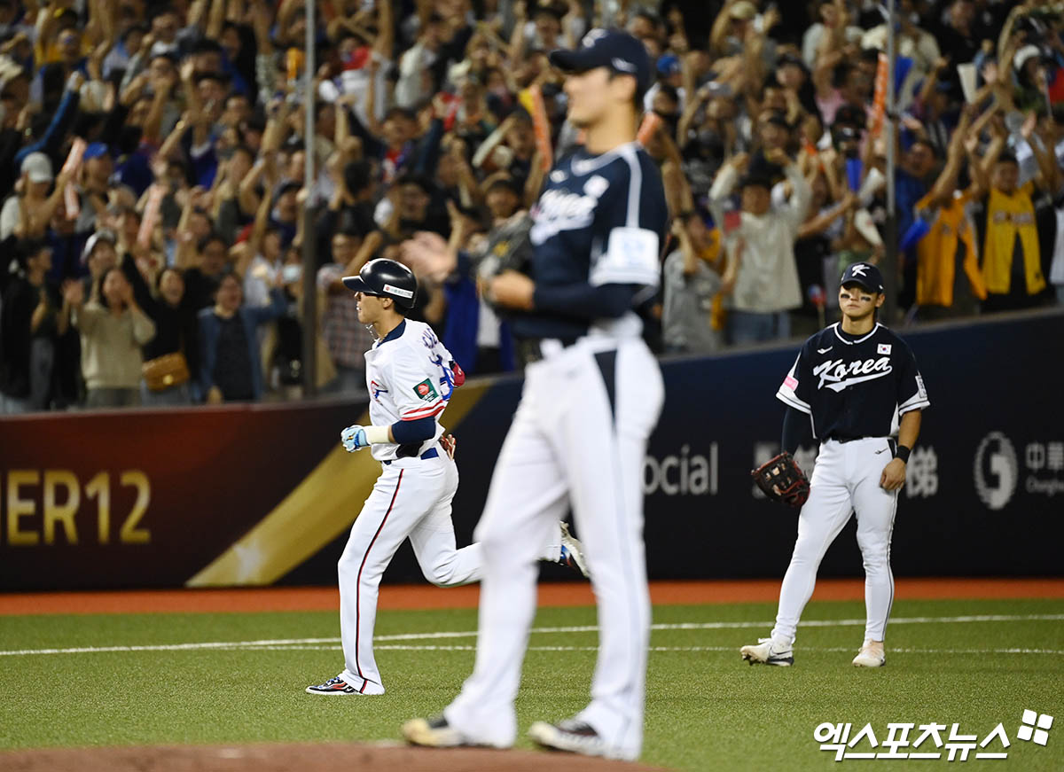 대표팀 투수 고영표는 13일 타이베이 타이베이돔에서 열린 '2024 세계야구소프트볼연맹(WBSC) 프리미어12' 조별리그 B조 첫 경기 대만전에서 선발 등판했지만, 2회말 홈런 2개를 내주며 최종 성적 2이닝 6실점으로 무너졌 패전 투수가 됐다. 타이베이(대만), 박지영 기자