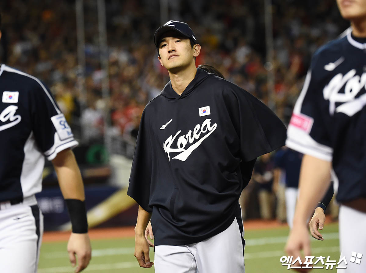 한국 야구 대표팀 투수 고영표(KT 위즈)가 13일 대만 타이베이의 타이베이돔에서 열린 2024 WBSC 프리미어12 조별리그 B조 1차전에서 대만을 상대로 선발등판, 2이닝 6실점으로 패전투수의 멍에를 썼다. 사진 박지영 기자