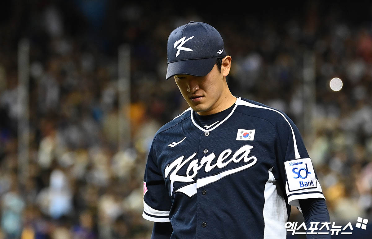 한국 야구 대표팀 투수 고영표(KT 위즈)가 13일 대만 타이베이의 타이베이돔에서 열린 2024 WBSC 프리미어12 조별리그 B조 1차전에서 대만을 상대로 선발등판, 2이닝 6실점으로 패전투수의 멍에를 썼다. 사진 박지영 기자