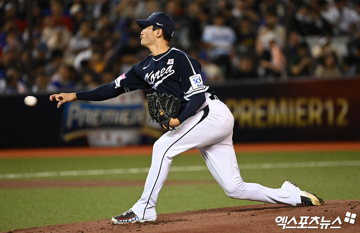 한국 야구 대표팀 투수 고영표(KT 위즈)가 13일 대만 타이베이의 타이베이돔에서 열린 2024 WBSC 프리미어12 조별리그 B조 1차전에서 대만을 상대로 선발등판, 2이닝 6실점으로 패전투수의 멍에를 썼다. 사진 박지영 기자