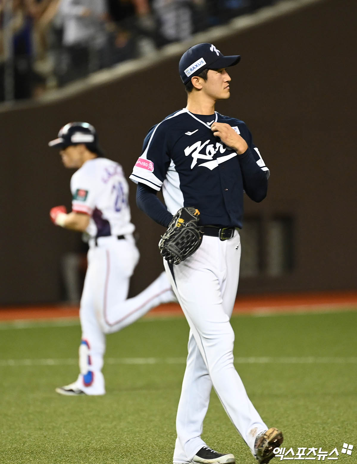 한국 야구 대표팀 투수 고영표(KT 위즈)가 13일 대만 타이베이의 타이베이돔에서 열린 2024 WBSC 프리미어12 조별리그 B조 1차전에서 대만을 상대로 선발등판, 2이닝 6실점으로 패전투수의 멍에를 썼다. 사진 박지영 기자