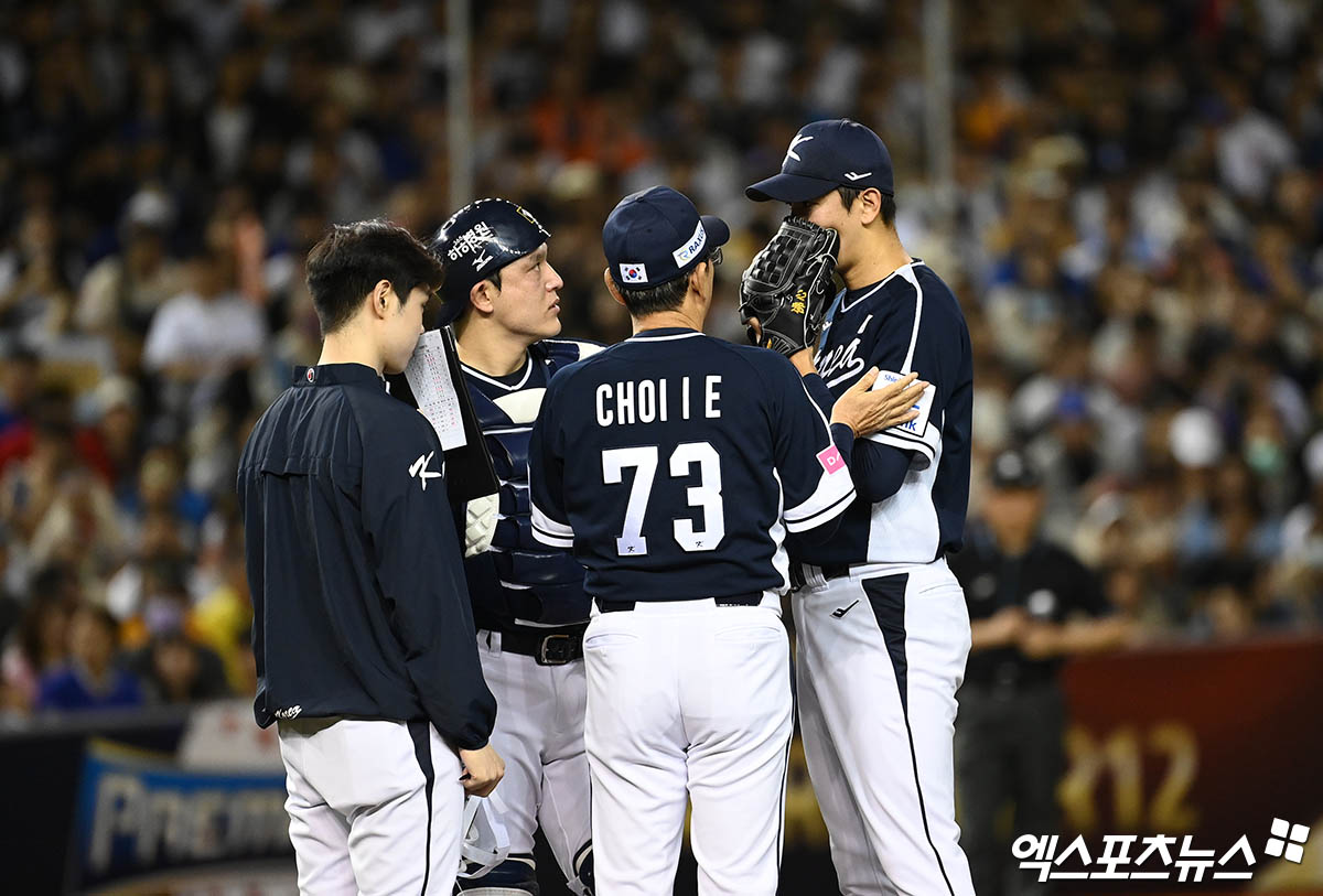 13일 오후 대만 타이베이돔에서 열린 '2024 WBSC(세계야구소프트볼연맹) 프리미어12' B조 조별리그 대한민국과 대만의 경기, 대한민국이 3:6의 스코어로 패배했다.   2회말 2사 만루 최일언 투수코치가 마운드를 방문해 선발투수 고영표와 이야기를 나누고 있다. 타이베이(대만), 박지영 기자