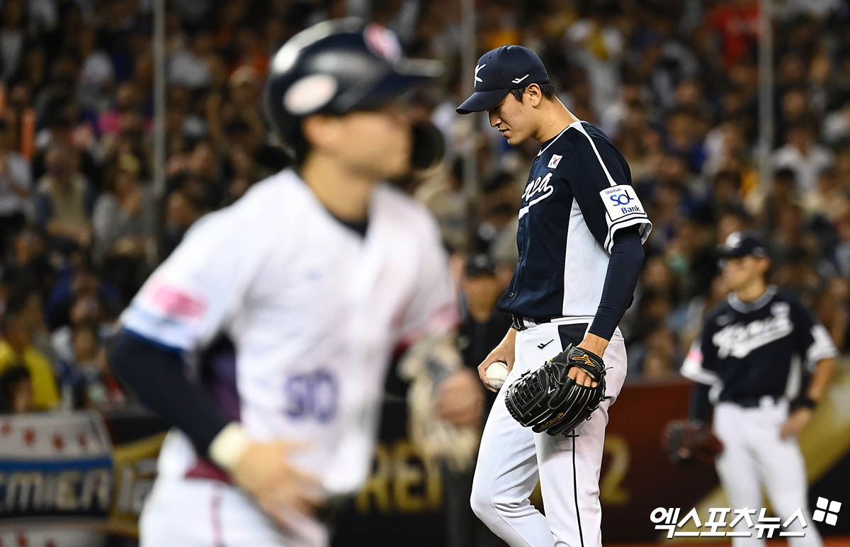 13일 오후 대만 타이베이돔에서 열린 '2024 WBSC(세계야구소프트볼연맹) 프리미어12' B조 조별리그 대한민국과 대만의 경기, 대한민국이 3:6의 스코어로 패배했다.   2회말 2사 1,2루 한국 선발투수 고영표가 대만 쟝쿤위에게 볼넷을 허용하며 만루가 되자 아쉬워하고 있다. 타이베이(대만), 박지영 기자