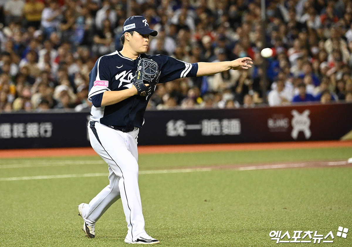 13일 오후 대만 타이베이돔에서 열린 '2024 WBSC(세계야구소프트볼연맹) 프리미어12' B조 조별리그 대한민국과 대만의 경기, 대한민국이 3:6의 스코어로 패배했다.   4회말 1사 한국 투수 최지민이 대만 쟝쿤위의 땅볼 타구를 수비하고 있다. 타이베이(대만), 박지영 기자