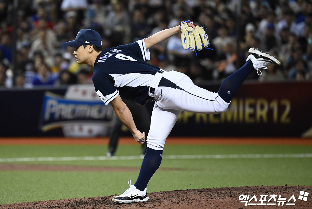 13일 오후 대만 타이베이돔에서 열린 '2024 WBSC(세계야구소프트볼연맹) 프리미어12' B조 조별리그 대한민국과 대만의 경기, 5회말 2사 1루 한국 곽도규가 역투하고 있다. 타이베이(대만), 박지영 기자