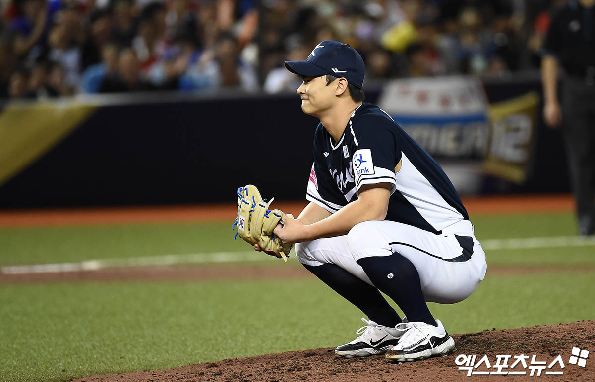 13일 오후 대만 타이베이돔에서 열린 '2024 WBSC(세계야구소프트볼연맹) 프리미어12' B조 조별리그 대한민국과 대만의 경기, 5회말 2사 1루 한국 곽도규가 폭투에 아쉬워하고 있다. 타이베이(대만), 박지영 기자