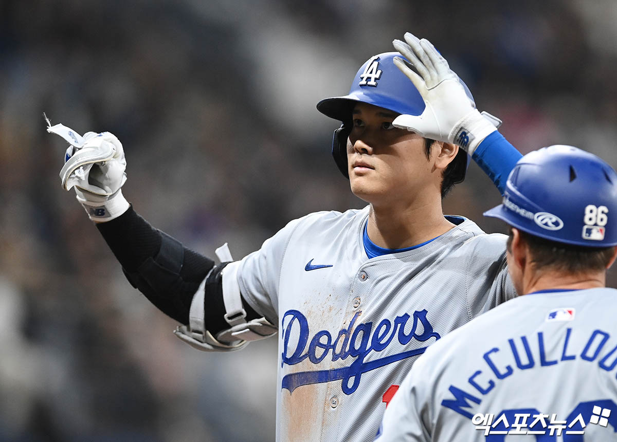 20일 오후 서울 구로구 고척스카이돔에서 열리는 '메이저리그(MLB) 월드투어 서울시리즈 2024' LA 다저스와 샌디에이고 파드리스의 개막전 경기, 3회초 2사 LA 오타니가 안타를 때려낸 뒤 세리머니를 하고 있다. 엑스포츠뉴스 DB