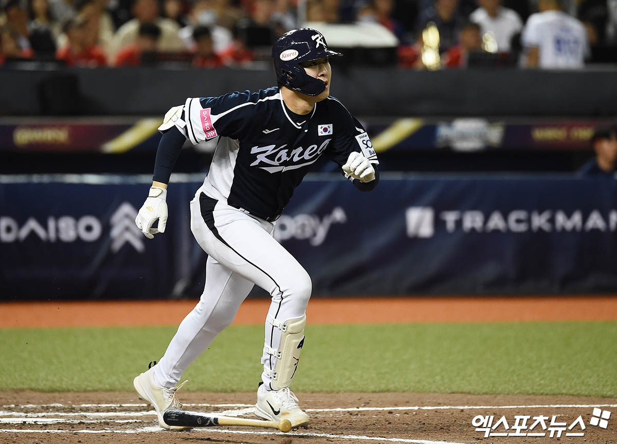 대표팀 내야수 나승엽은 13일 타이베이 타이베이돔에서 열린 '2024 세계야구소프트볼연맹(WBSC) 프리미어12' 조별리그 B조 첫 경기 대만전에서 7회초 대타로 교체 출전했다. 호쾌한 스윙으로 솔로포를 터트려 추격의 발판을 만들었다. 타이베이(대만), 박지영 기자