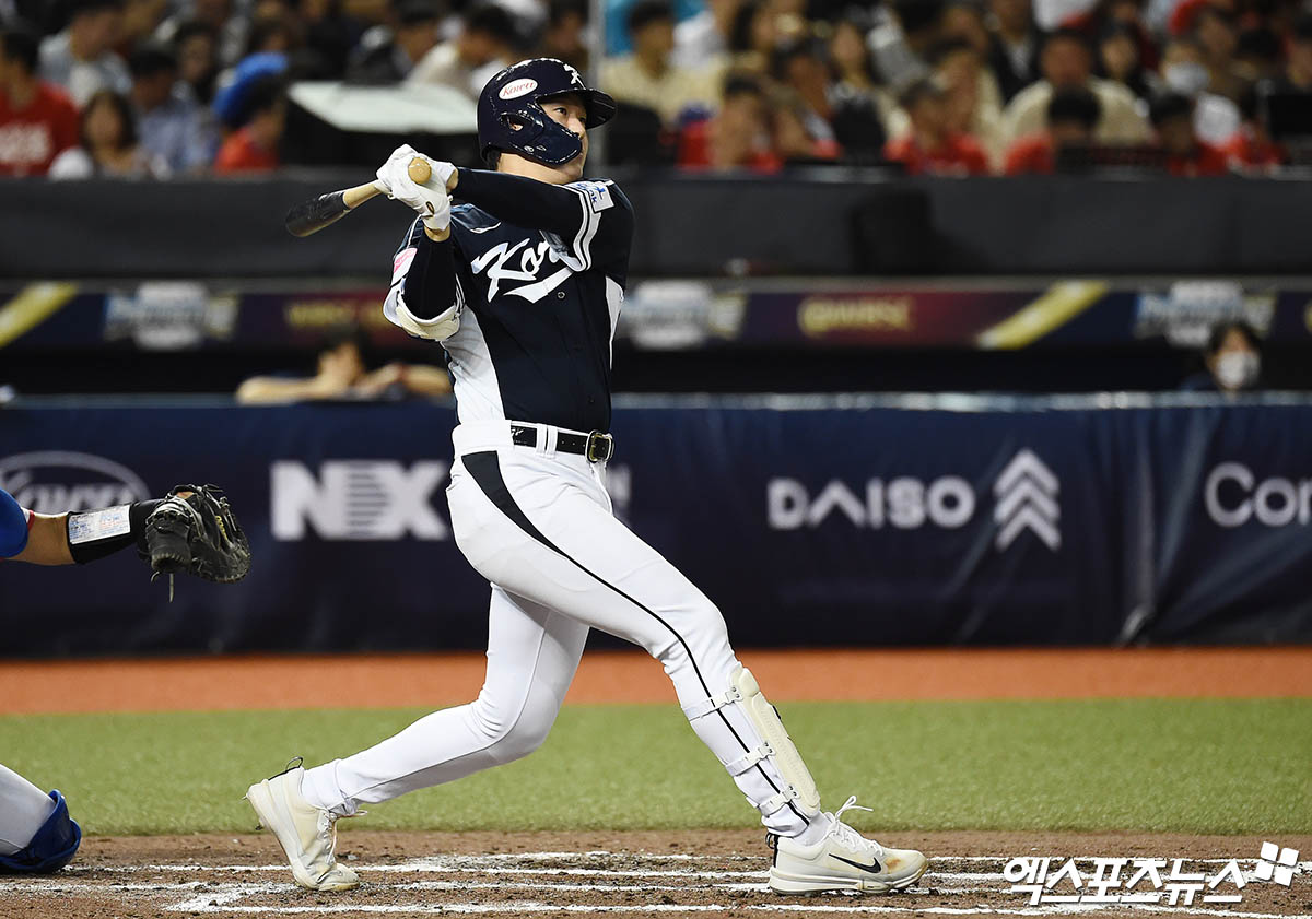 대표팀 내야수 나승엽은 13일 타이베이 타이베이돔에서 열린 '2024 세계야구소프트볼연맹(WBSC) 프리미어12' 조별리그 B조 첫 경기 대만전에서 7회초 대타로 교체 출전했다. 호쾌한 스윙으로 솔로포를 터트려 추격의 발판을 만들었다. 타이베이(대만), 박지영 기자