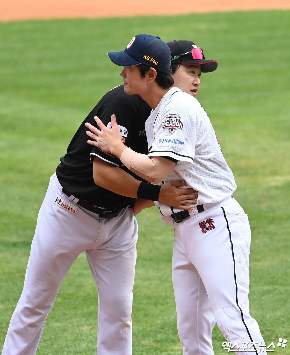 3일 오후 서울 송파구 잠실야구장에서 열린 '2024 신한 SOL Bank KBO 포스트시즌' KT 위즈와 두산 베어스의 와일드카드 결정전 2차전 경기, KT가 1:0의 스코어로 승리하며 와일드카드 사상 첫 업셋을 달성하며 준플레이오프에 진출했다.   경기 종료 후 KT 오재일과 두산 김재호가 포옹을 나누고 있다. 엑스포츠뉴스 DB