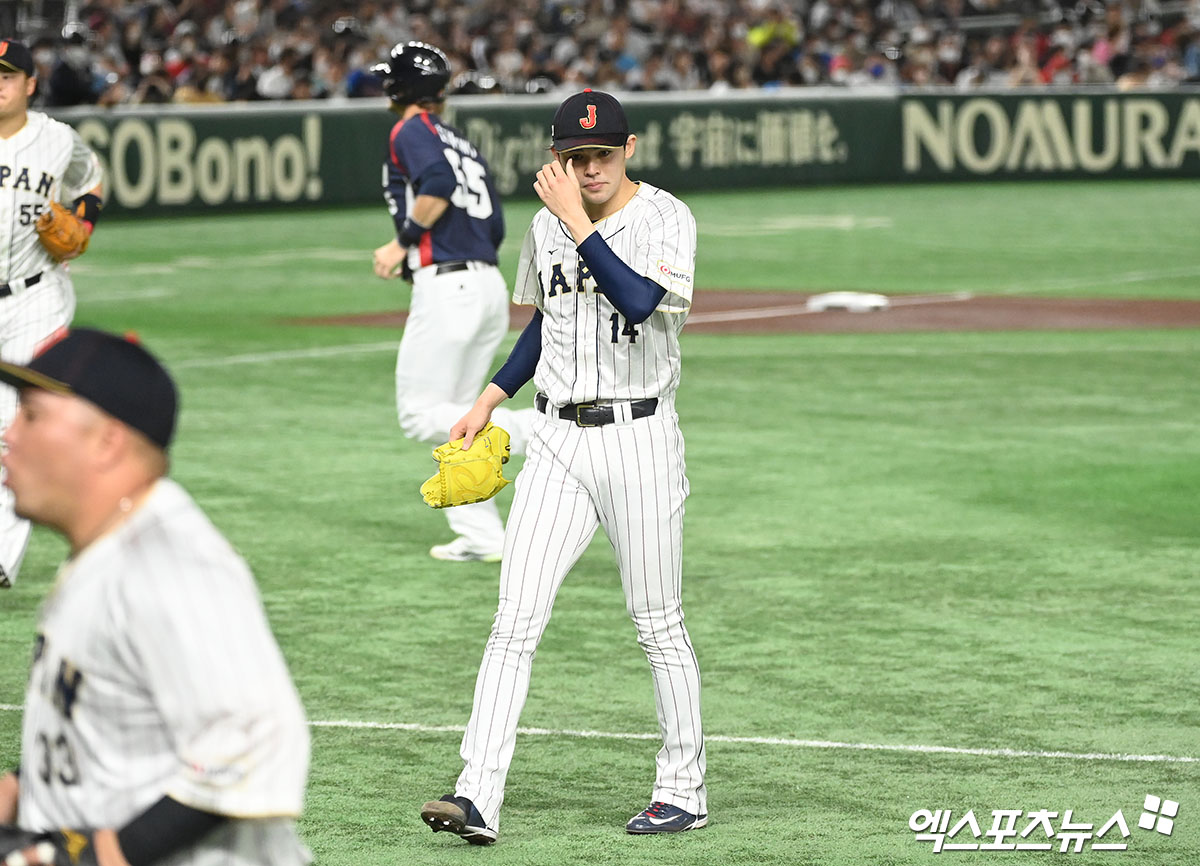 11일 오후 일본 도쿄돔에서 열린 2023 월드베이스볼클래식(WBC) B조 체코와 일본의 경기, 1회초 수비를 마친 일본 사사키가 더그아웃으로 향하고 있다. 엑스포츠뉴스 DB