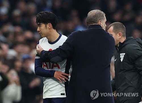 토트넘 홋스퍼의 선택은 결국 재계약이 아닌 계약 연장 옵션 발동이었다. 일각에서는 토트넘이 손흥민과 2년 이상의 재계약을 맺을 수도 있다는 추측이 나왔으나 토트넘은 조금 더 실리적인 결정을 내렸다. 연봉 인상 없이 현 계약 조건대로 1년 더 동행을 이어가려는 것이다. 최근 영국 유력지 '텔레그래프'에서 토트넘이 손흥민의 계약 연장 옵션을 행사하기로 결정했고, 선수 측에 통보하는 절차만 남았다는 내용의 단독 보도를 낸 데 이어 이번에는 유럽축구 이적시장 전문가로 유명한 언론인 파브리치오 로마노가 같은 소식을 전했다. 사진 연합뉴스