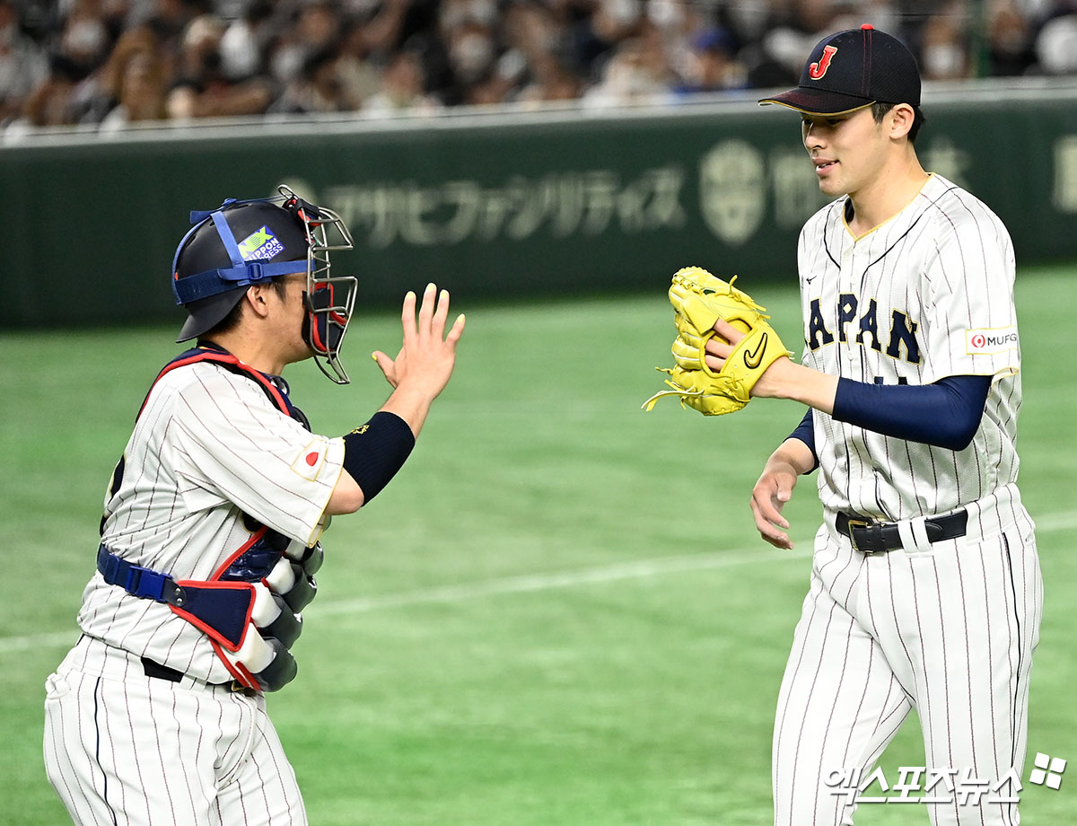 11일 오후 일본 도쿄돔에서 열린 2023 월드베이스볼클래식(WBC) B조 체코와 일본의 경기, 2회초 수비를 마친 일본 사사키가 카이와 하이파이브를 하고 있다. 엑스포츠뉴스 DB