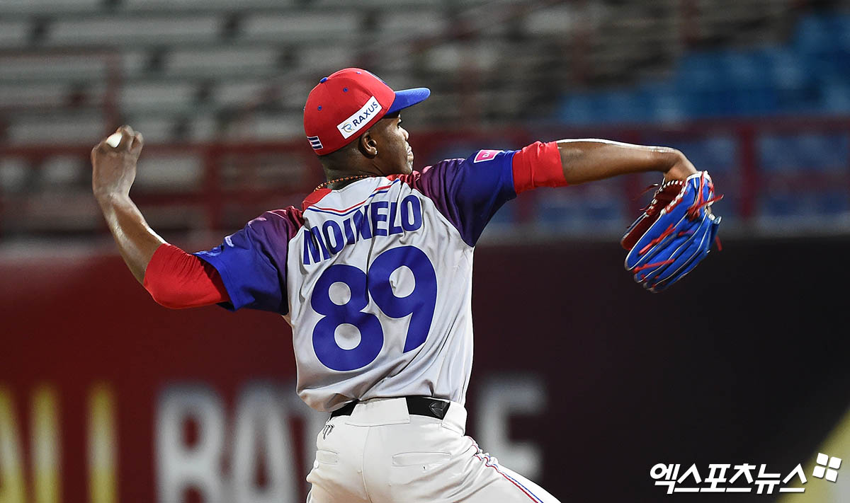 14일 오후 대만 톈무야구장에서 열린 '2024 WBSC(세계야구소프트볼연맹) 프리미어12' B조 조별리그 대한민국과 쿠바의 경기, 1회말 쿠바 선발투수 모이넬로가 역투하고 있다. 타이베이(대만), 박지영 기자